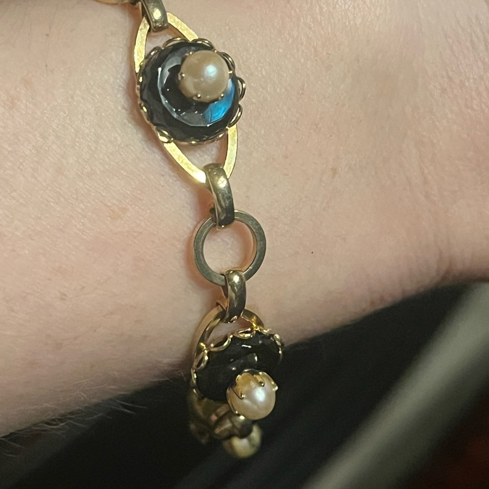 Vintage Gold Tone Link Bracelet with Onyx Like Stones and Faux Pearls 8”